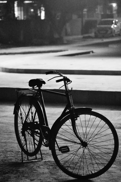 道路附近自行车停车场的灰度照片